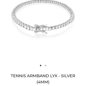 Tennisarmband indossa  - Snyggt tennisarmband i silverfärg med glittrande stenar runt hela bandet. Armbandet är 4 mm brett och 19cm långt, köpt för 999kr