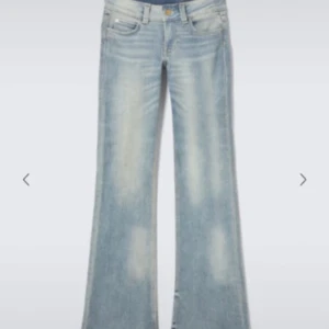 weekday jeans - Bootcut jeans i ljusblå tvätt med klassisk femficksdesign och lätt slitna detaljer. Jeansen har normal passform och är tillverkade i jeansmaterial med dragkedja och knapp framtill. Perfekt för dig som gillar retrovibbar och avslappnad stil. Storlek 26/32 🩷