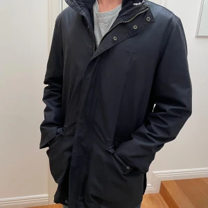 Gant jacka multifunktionell  - En riktigt snygg Gant jacka som är multifunktionell! Den kan alltså bli till en fleece bara vilket syns på bilderna och man kan då justera jackan efter temperaturen. Jackan är i mycket bra skick förutom fleecens lapp som är lite sliten. Modellen är 184 och jackan är i M:) Jackan kostar 4500 kr nypris!