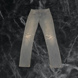 Vintage Levis 511 - Säljer ritkigt snygga levis 511 med sjuk wash och riktigt fräna slitningar. Storleken på lappen är 28/32, men jag har angett mindre mått eftersom de sitter mindre än storleken anger. Hör gärna av om du har några funderingar! Mått: Midja: 37 cm Längd: 101 cm Benöppning: 16,5 cm 