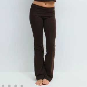 Bruna yoga pants från Gina Young  - Använda endast 1 gång, så inga slitningar eller defekter! Superfräscha🤎säljs då de ej används, helt slutsålda på ginas hemsida och mycket eftertraktade! Köptes för 230kr, säljs för 200 då de är så pass nya🤎