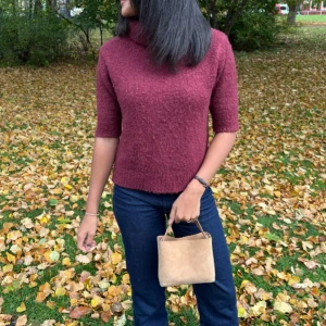 Stickad t-shirt  - Snyggaste Trekvartsärmad t-shirten i finaste färgen någonsin!! Så fint med polotröja till både vintern men även hösten☺️☺️