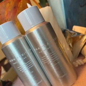 Texturizing och finishing spray - Två silvriga sprayflaskor från Gingerhead, en texturizing spray och en finishing spray. Båda har en modern metallisk look med vit plastkork och rymmer 100 ml vardera. Perfekt för att ge håret volym och stadga med en fräsch känsla.