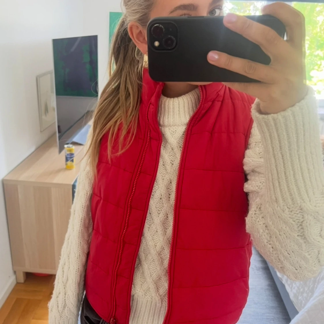 Röd quiltad dunväst med dragkedja