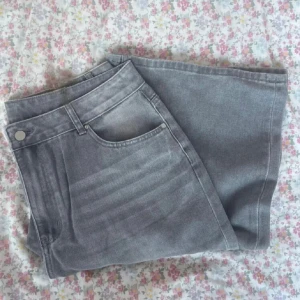 Grå wide jeans  - Grå wide jeans. Inte jätte mycket stretch i men lite.dom är bra läng för dom som har längre ben (jag brukar ha problem o hitta jeans själv pga långa ben men domhät passar bra på längden för mig)