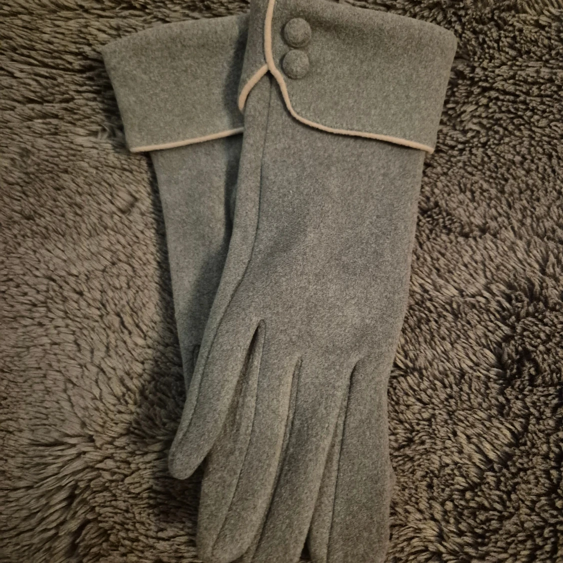 Grå ullhandskar med dekorativa knappar - 1