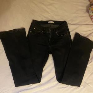 Svarta bootcut jeans - Säljer dessa på grund av att dem inte används mer. Dem är mid/low i midjan.