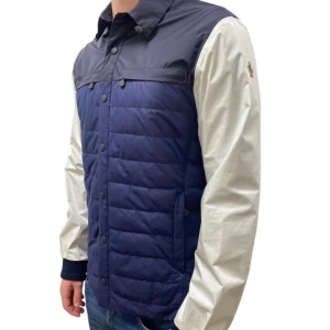 Moncler jacka  - Snygg höstjacka från Moncler Grenoble i mörkblått med vita ärmar och quiltad front. Jackan har krage, tryckknappar och Moncler-logga på ärmen. 