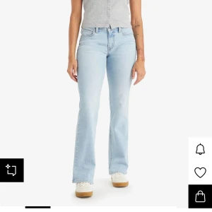 Bootcut ljusblå jeans från Levi's - Snygga ljusblå bootcut-jeans från Levi's med klassisk femficksdesign och låg midja. Lite långa för mig som är 170. Knappt använda, nyskick. 