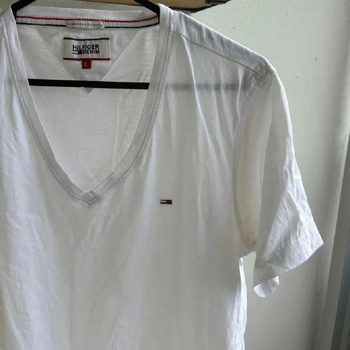 Vit v-ringad t-shirt Tommy Hilfiger - 1