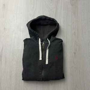 Ralph Lauren zip hoodie - Säljer en riktigt fet hoodie ifrån Ralph Lauren, tröjan har en unik färg och inga defekter! | Storlek: S passar dig mellan 165 och 175cm | Skick: 9/10 | Pris: 499kr