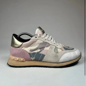 Valentino Rockrunners - Valentino rockrunners Vit/Grön/Gul/Lila/Grå | Nypris  ‼️6600kr+‼️| Liten brun fläck åvanpå ena skon | Sulans Skick : 8,5/10 | Pris kan absolut diskuteras! | Skriv om frågor uppstår! | //By, Olsén, Closet