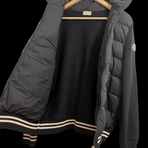 Moncler Cardigan +kvitto - En fin Moncler Taglia Tricot. Köpt för ca ett år sedan men knappt använd, i princip som ny. Klassisk modell med Moncler-logga på ärmen, väldigt fin passform och hög kvalitet som alltid. Kommer självklart med kvitto som bevis på äkthet. Nypris ligger på 7999kr, säljer den för 4199kr är i behov utav pengar och lägger hellre mina pengar på något annat. Kan även gå ner lite men inte överdrivet!  📦 Kan skickas eller mötas upp i Stockholm 💬 Hör av dig vid intresse! 