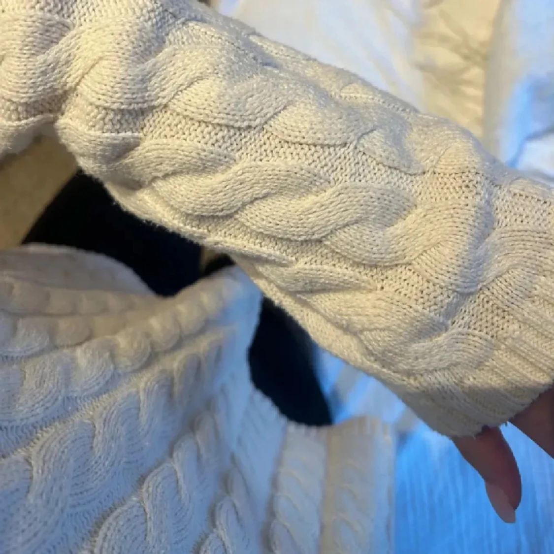 Vit kabelstickad tröja med rund hals - 2