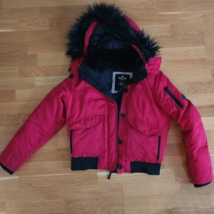  pufferjacka  - Säljer denna y2k jackan från hollister då den inte längre kommer till användning. Den slutar ungefär vid höftet på mig som är 169 och den har några fläckar som man ser på bilderna.