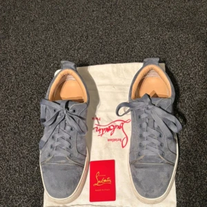 Ljusblå Loubs - Säljer ett par ljusblåa Loubs då jag inte använder dom så ofta. Dom är använda men fortfarande i väldigt gott skick med nästan inga tydliga slitningar. Skriv om ni har funderingar eller prisförslag