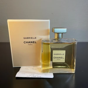 Chanel Gabrielle EdP 100ml - Helt ny 125 ml också en parfym, pris går o diskuteras Paketerpris går och fixa för köp av fler parfymer