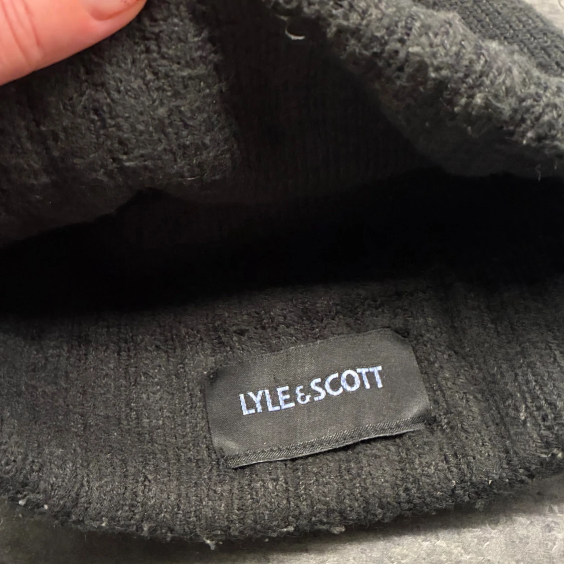 Svart stickad mössa från Lyle & Scott - 1