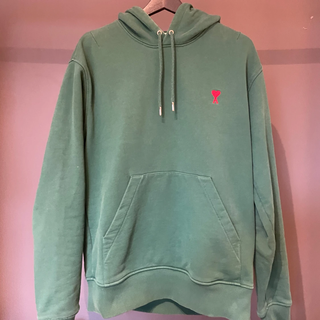 Grön hoodie från Ami Paris med hjärtdetalj - 1