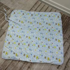 Babyfilt  - Ljusblå färg  Använd endast två gånger  Fick den i present 🎁 men den hade några fläckar redan när jag öppnade den ( syns på bilden)  dubbel lager för extra värme och komfort  Perfekt för bebis.