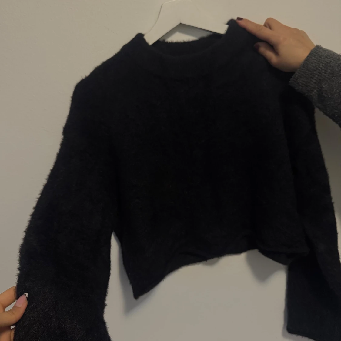 Svart fluffig stickad tröja från H&M - 1