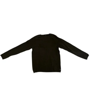 Mörkgrön långärmad tröja från Jack and Jones  - En enkel och stilren mörkgrön långärmad tröja med rund hals. Perfekt för dig som gillar minimalistisk design och vill ha något som funkar till jeans eller cargo. Materialet känns mjukt och skönt mot huden.