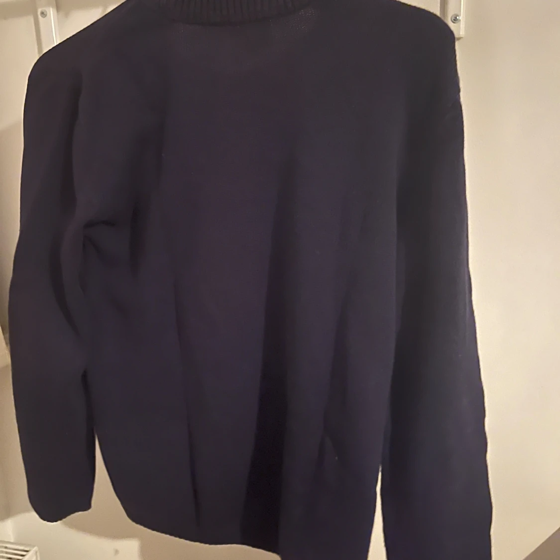 Mörkblå stickad tröja med USA-flagga - 1