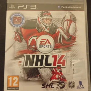 NHL 14 (PS3) - NHL 14 till PlayStation 3 erbjuder realistisk hockeyaction med Enforcer Engine, online-lägen och Hockey Ultimate Team. Fodral, manual och skiva i gott skick, med endast mindre yttre slitage. Perfekt för hockeyfans som vill spela både offline och online.