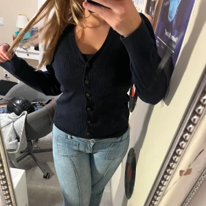 Fin cardigan - Väääldigt snygg!! Står L men passar mer M