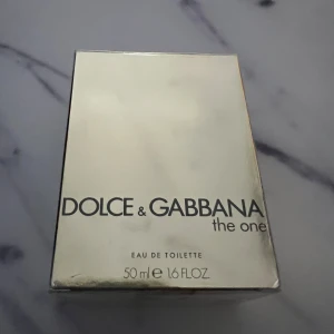 Dolce & Gabbana The One 50ml Eau de Toilette - Stilren och ikonisk parfym från Dolce & Gabbana. Eau de toilette i 50 ml flaska – perfekt storlek att ta med överallt. Snygg förpackning som sticker ut i badrumshyllan.
