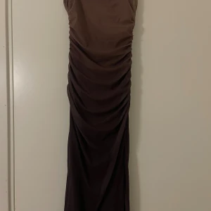 Två långklänningar - En för 110, 2 för 200. snygga långklänningar. en är full brun och den andra i brun nyans. En ärmlösa och en har armar. Alla har tight passform Perfekta för dig som vill sticka ut med stil. Kontakta mig vilken/vilka ni vill ha!