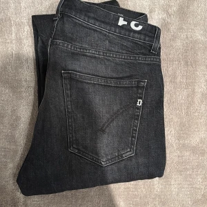 Dondup Carrot Slim Fit - Tjena! Säljer nu ett par mycket fräscha dondup jeans. De är svarta och i ett mycket bra skick. De är lite bredare än modellen george. Nypris ca 3000kr. Bara att höra av sig vid minsta fundering och priset är inte hugget i sten