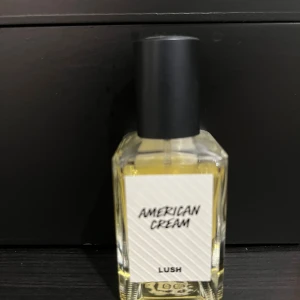 Lush American Cream parfym 30ml - American Cream från Lush i en smidig 30ml flaska. Perfekt för dig som vill sticka ut med en unik doft från ett populärt märke. Ingredienser och ursprungsland finns på baksidan av flaskan.
