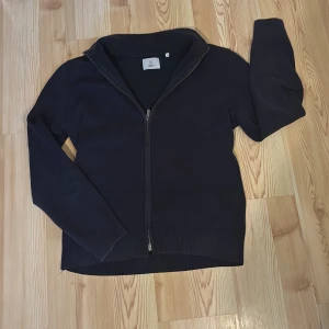 Mörkblå kofta med dragkedja från Bläck - Snygg mörkblå kofta från bläck. Nypris 799kr. Koftan har inga defekter och är nästintill oanvänd.  