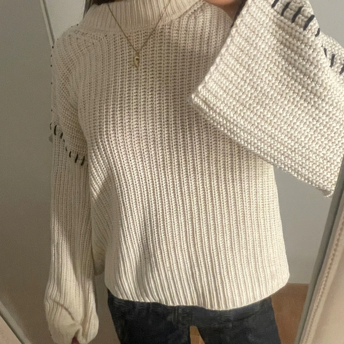 Vit stickad polotröja med detaljer - 1