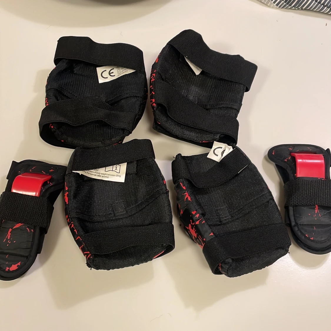 Svarta och röda skyddshandskar M - 1