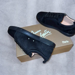 Christian Louboutin Skor - Sweden Fashion Outlet säljer nu exklusiva Christian Louboutin sneakers i svart mocka, storlek 43, med den ikoniska röda sulan. Skorna är i nyskick och kommer komplett med kartong och tillbehör (se bild). Priset är endast 1349 kr. Vi erbjuder jättesnabb frakt! Dessa är mycket populära, så det är först till kvarn som gäller. Skicka ett meddelande direkt för att köpa dem!