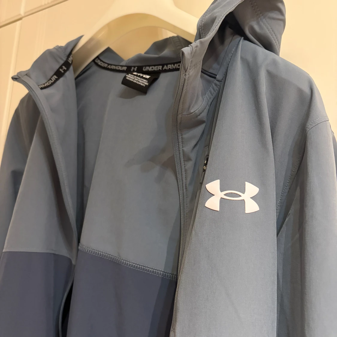 Blå vindjacka från Under Armour - 1