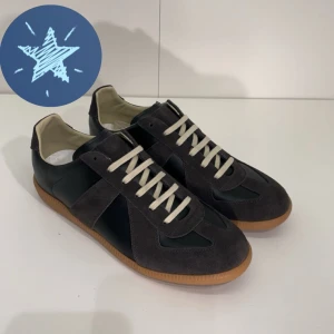 Maison Margiela skor - Maison Margiela sneakers i fint skick. Köpta begagnade och lite använda men har fixat dom till så dom ser nya, kvitto från tidigare ägare finns. Stilrena och svårhittade perfekt för dig som gillar exklusiva detaljer. Pris kan diskuteras vid snabb och smidig affär.