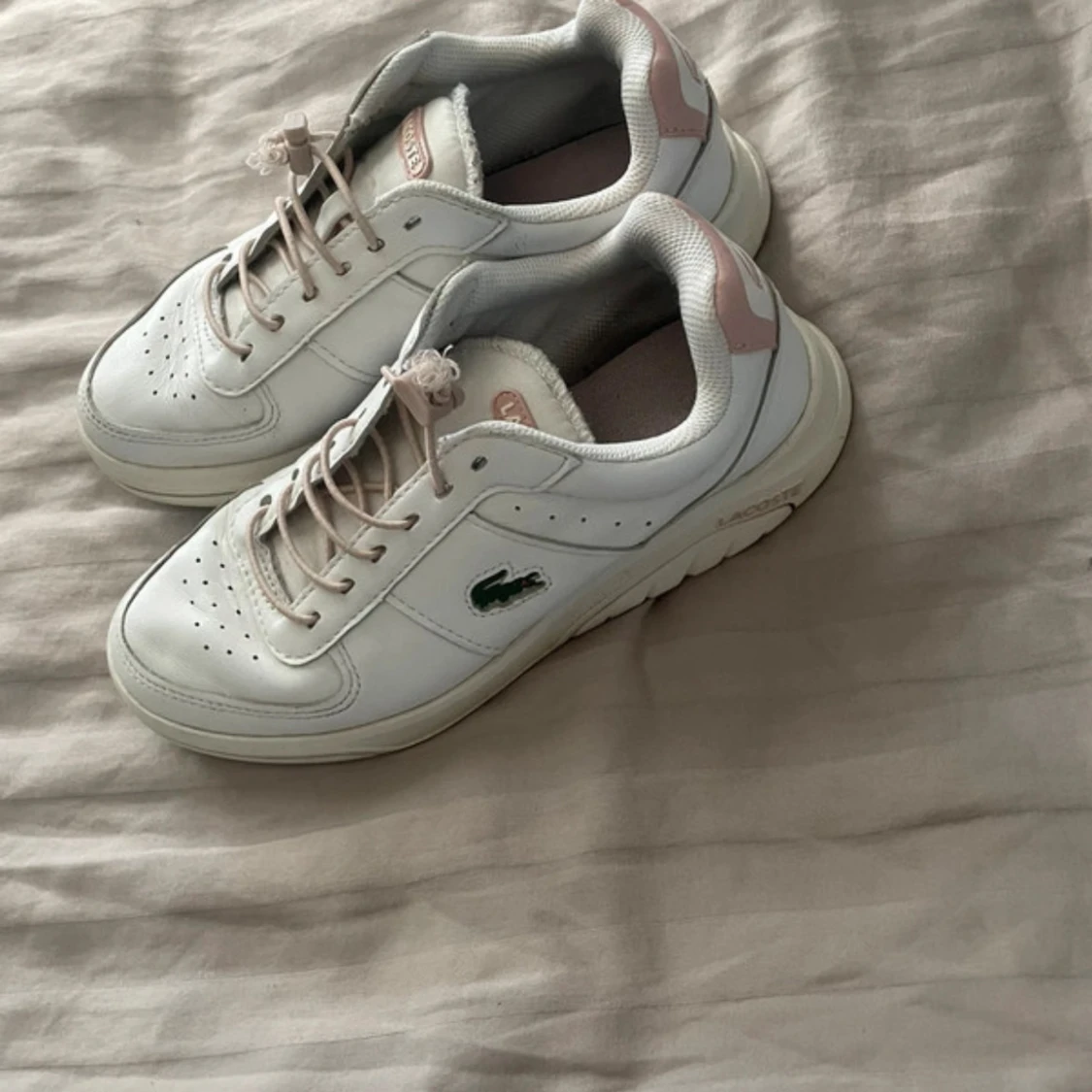 Vita sneakers från Lacoste med rosa detaljer - 2