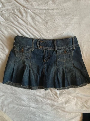 Vintage mini jeanskjol  - Vintage jeanskjol från Old Navy, köpt för 400kr🫶🏼sitter lågmidjat, superfin mörkblå jeansfärg och i bra skick!  Skulle säga att den passar en M. Midjemått-43cm Längd-33