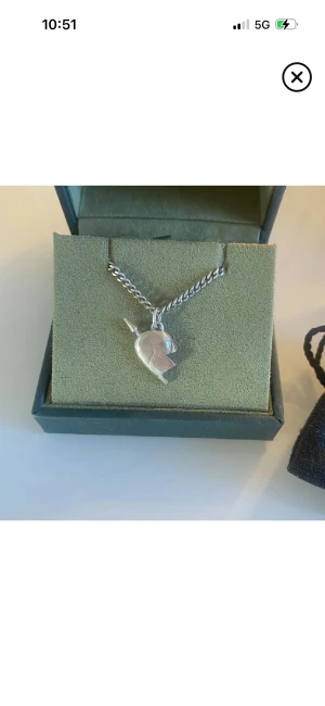 Maria nilsDotter You & Me halsband i silver - Unikt halsband från Maria NilsDotter, modellen You & Me Necklace, i äkta silver. Hänget har en cool, kantig form med spetsig detalj och hänger på en grov kedja. Perfekt statement-piece för dig som gillar att sticka ut med din stil. Box tillkommer! Längd 45