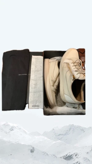 Giuseppe Zanotti - Snygga vita sneakers från Giuseppe Zanotti i skinn med guldfärgade dragkedjor.                                         Köpt på NK så kvitto och box o allt finns!!!!                Skick 7/10( använda väl men har mycket kvar o ge).      Storlek 45. Pris 1899kr!!