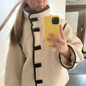 HM teddy jacka - Jättemysig pile jacka från HM perfekt tilll höst och vinter💞💞 Priset går att diskutera😇