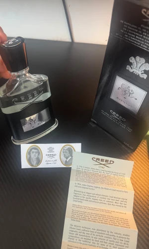 Creed Aventus 100ml EdP - Creed Aventus är en ikonisk parfym i exklusiv design. Flaskan rymmer 100 ml och är tillverkad i Frankrike. Perfekt för dig som vill sticka ut med en klassiker från ett anrikt parfymhus grundat 1760.