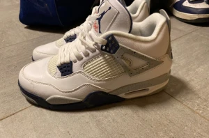 Jordan 4 - Säljer dessa Nike air jordan 4 i färgen midnight navy. Helt oanvända. Storlek 43. 