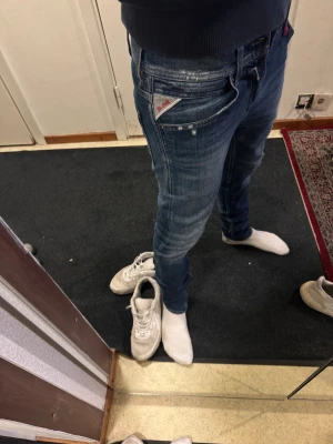 Replay jeans - Ett par blå replay jeans med detaljer(ihopsydda i skrevet)