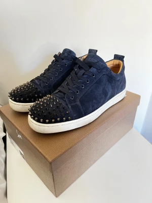 Christian Louboutins med spikar  - Säljer nu dessa sjukt feta Christian Louboutins då dom ej kommer till användning längre och intresset svalnat. Sällsynt färg på dessa och sparsamt använda. 