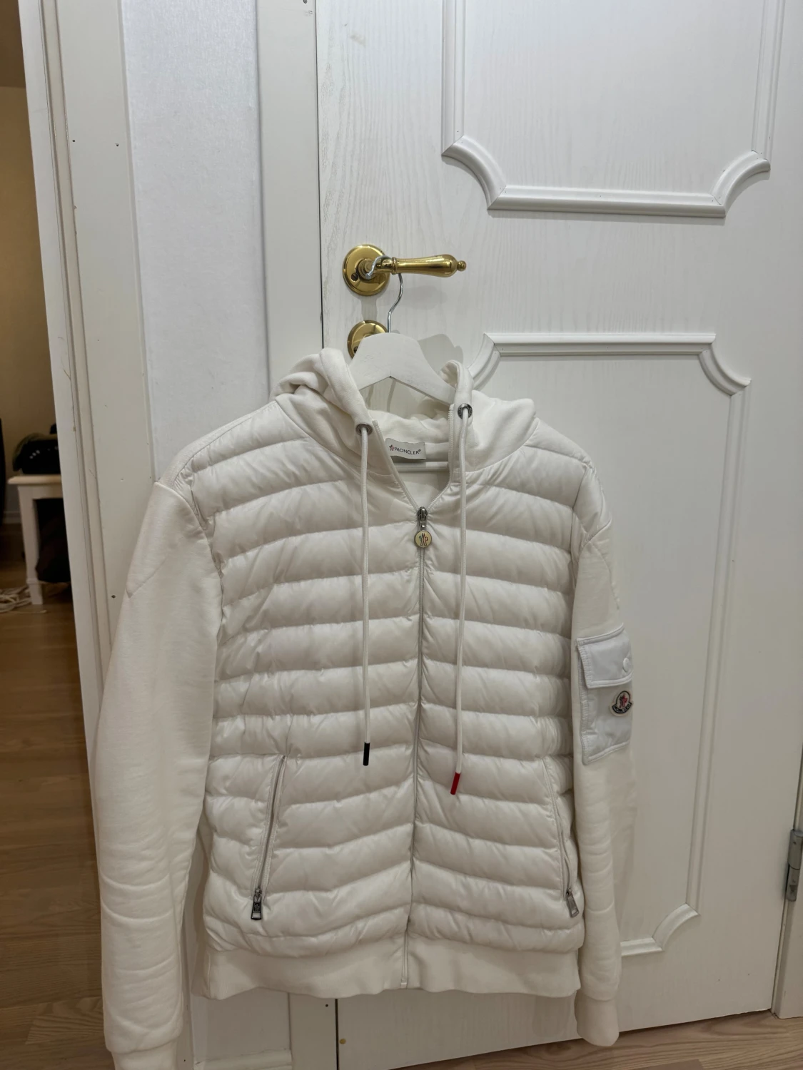 Vit pufferjacka med huva från Moncler