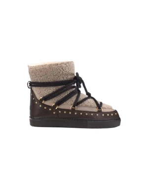 Inuikii skor💓 - Mysiga boots i brunt skinn och beige teddyfoder. Skorna har grova svarta snören, nitar längs sulan💓det saknas i ungifär tio nita som ni ser på bildern